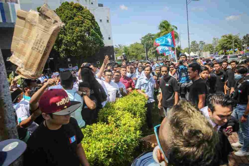 Roughly 100 people were seen fighting after PKR Youth’s newly announced permanent chairman Rashid Abu Bakar called for break at about 12.30pm. ― Picture by Yusof Mat Isa