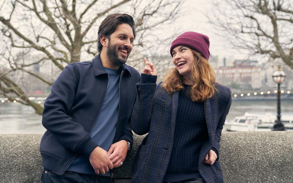 Romantische Komödie mit viel Culture Clash: Zoe (Lily James) und Kazim (Shazad Latif), die beiden Hauptfiguren in "What's Love Got to Do with It?", kennen sich schon ewig. Nun soll "Kaz" eine Frau heiraten, die seine Eltern für ihn ausgesucht haben. (Bild: Studiocanal GmbH/Robert Viglasky)