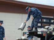 Personal militar estadounidense en la Base Naval de Guantánamo colocan bolsas de arena alrededor de la base para atenuar el eventual impacto de la tormenta tropical Isaac. (AFP | mathieu rabechault)