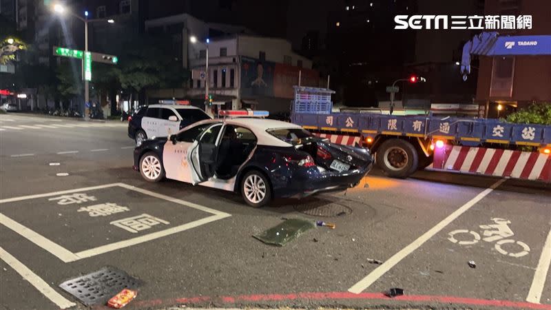 警車右側後側邊遭大貨車撞擊。（圖／翻攝畫面）