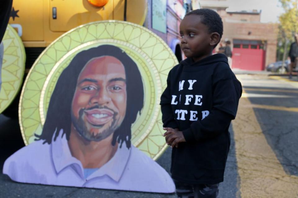 Un niño con una sudadera que dice "mi vida importa" durante una protesta en el Ayuntamiento de Chelsea en Chelsea, MA, el 3 de octubre de 2020, para exigir justicia para Breonna Taylor.