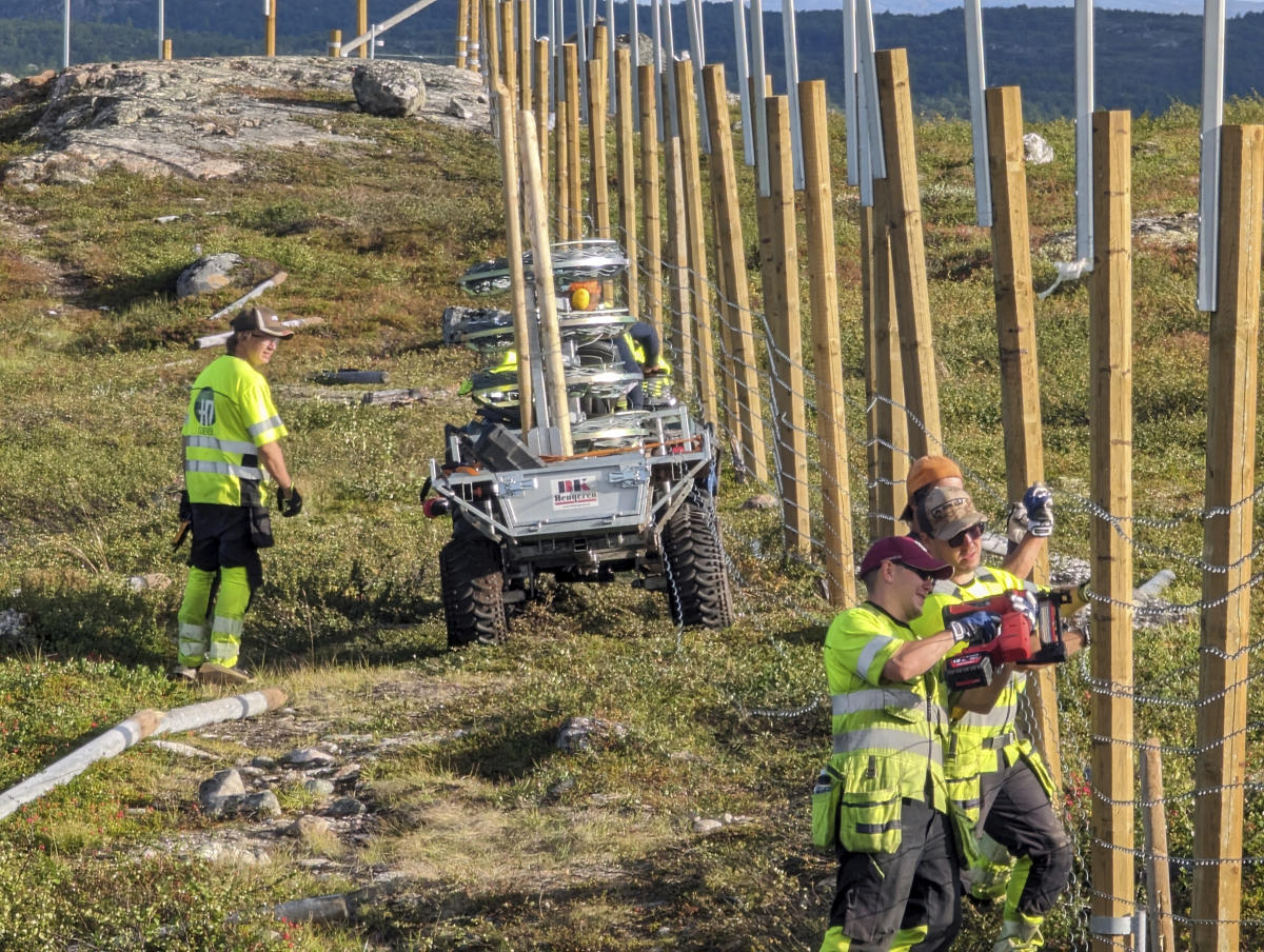 КОПЕНХАГЕН Дания AP — Норвегия възстановява разрушена ограда за северни