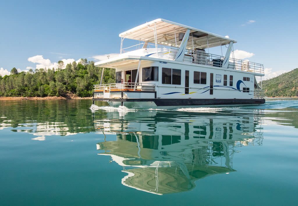 Houseboat at Lake Head