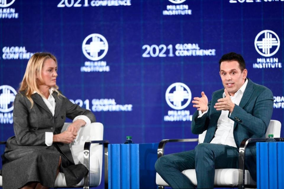 Christian Angermayer sprach mit Uma Therman auf der Milken Institute Global Conference am 18. Oktober 2021 in Beverly Hills. - Copyright: Patrick Fallon / AFP / Getty Images