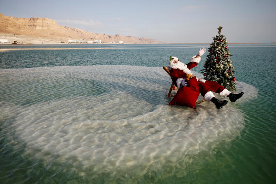 Die Mindestabstände jedenfalls hält der Weihnachtsmann ein - eben ein Vorbild (Bild: REUTERS/Amir Cohen)
