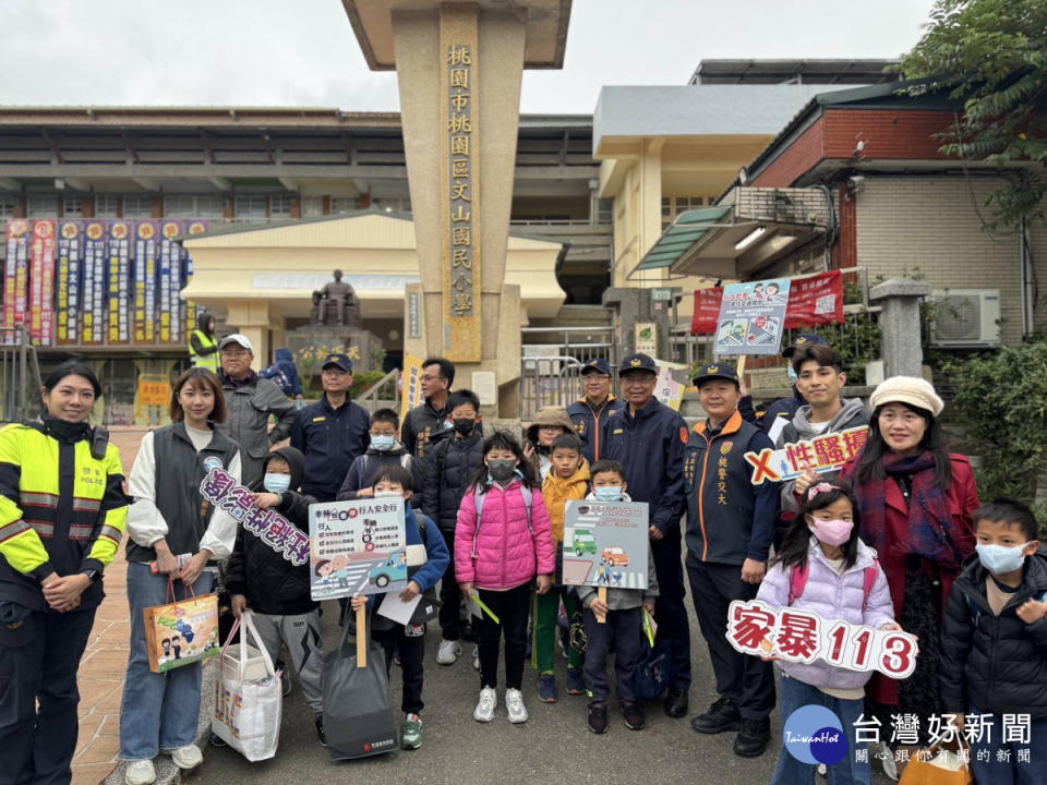 桃園市警局執行護童及交通安全宣導專案，讓學童安全走入校園。