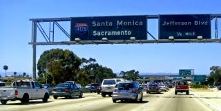 Traffic at the I-10 & I-405 interchange in Los Angeles, California (by Mario Roberto Duran Ortiz)