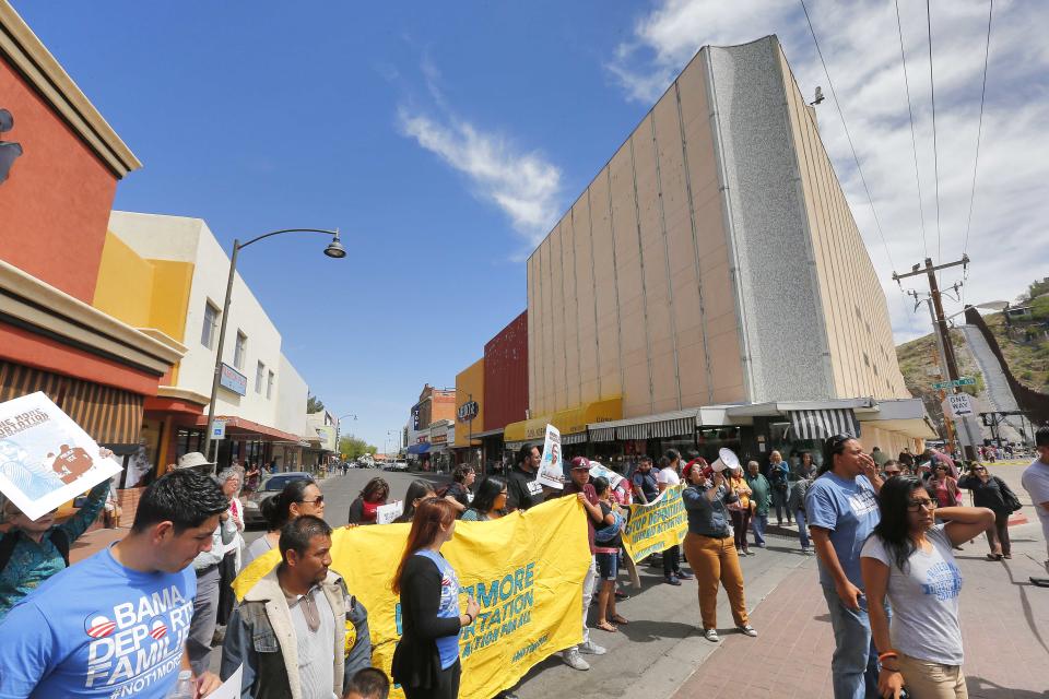 Immigration rights activists protest after Cardinal Sean O'Malley, leader of the Boston Archdiocese, led mass, Tuesday, April 1, 2014, in Nogales, Ariz. A delegation of Roman Catholic leaders celebrated Mass along the U.S.-Mexico border to raise awareness about immigration and to pray for policy changes. (AP Photo/Matt York)