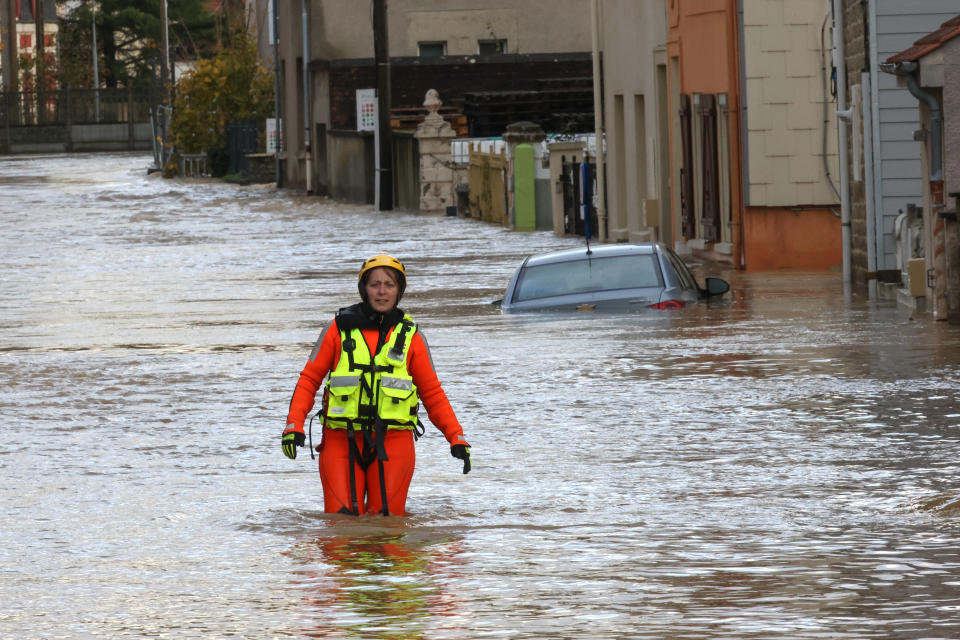 Une pompière à Isques le 7 novembre 2023, lors des inondations dans le Pas-de-Calais.