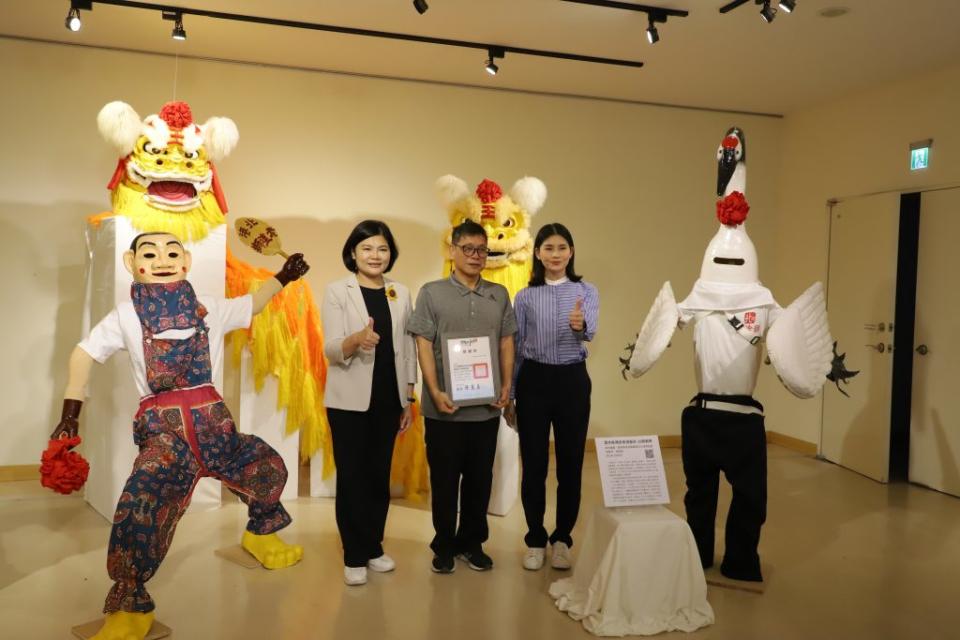 雲林縣傳統工藝展覽–雲傳藝饗開展，縣長張麗善頒感謝狀表敬意。（記者陳正芬攝）