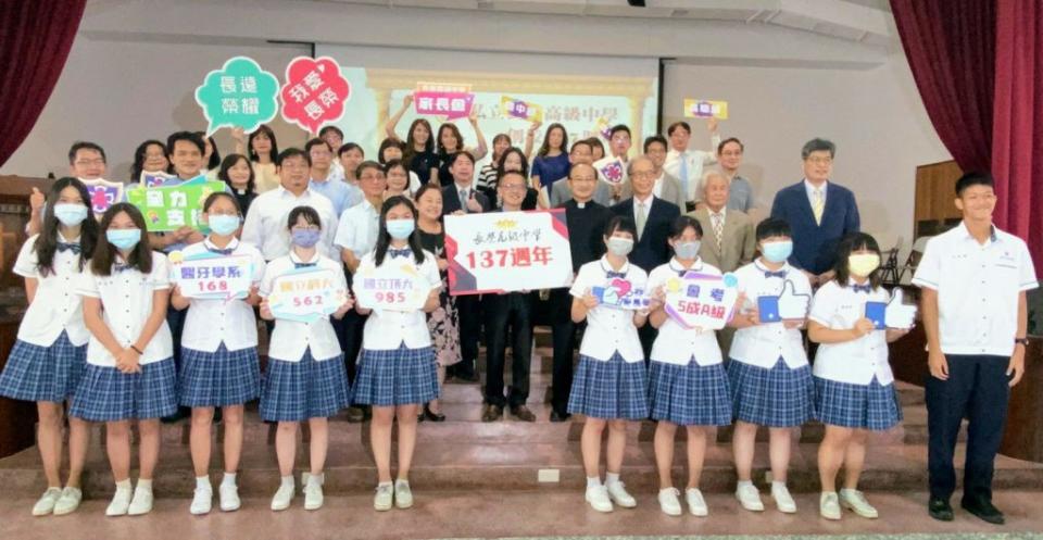 長榮中學21日歡度137歲生日，校方公布20年來辦學榮譽榜。（記者羅玉如攝）