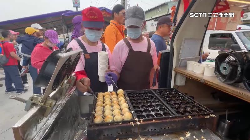 餐車業者特地從新竹南下，現場烤製章魚燒發送給信眾。