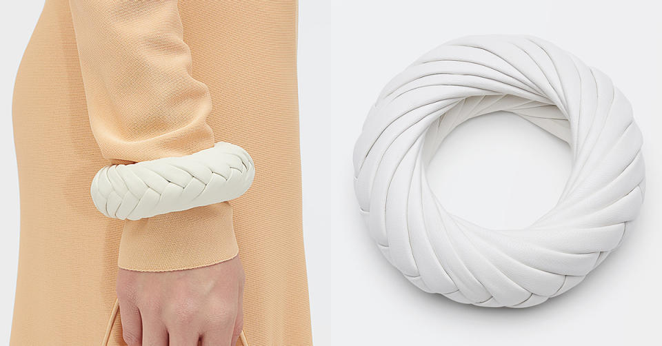 以最柔軟的全白Napa小羊皮製成，簡約的單色設計反而凸顯了該手環的精巧之處