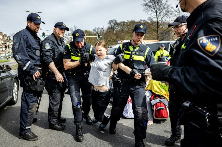 Bei einer Protestaktion der Klimagruppe Extinction Rebellion in Den Haag, an der auch Greta Thunberg teilnahm, ist die schwedische Klimaaktivistin von der Polizei festgenommen worden. Thunberg hatte sich zuvor mehreren hundert Demonstranten angeschlossen. (Ramon van Flymen)