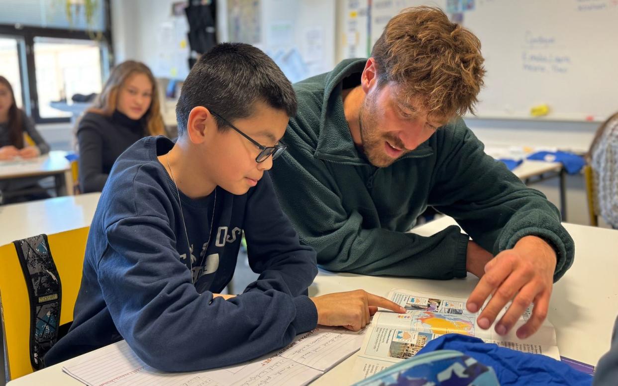 Frederik Fleig (rechts) sucht im Gespräch mit einem Schüler an der Universität in Turku Antworten auf seine Fragen, das finnische Bildungssystem betreffend. (Bild: ZDF / Julian Kiesche)