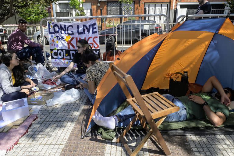 Con carpas y reposeras desde el domingo en la noche, cientos de personas acampan en las inmediaciones de River, donde esta noche comienza el grupo Coldplay su histórica serie de 10 conciertos