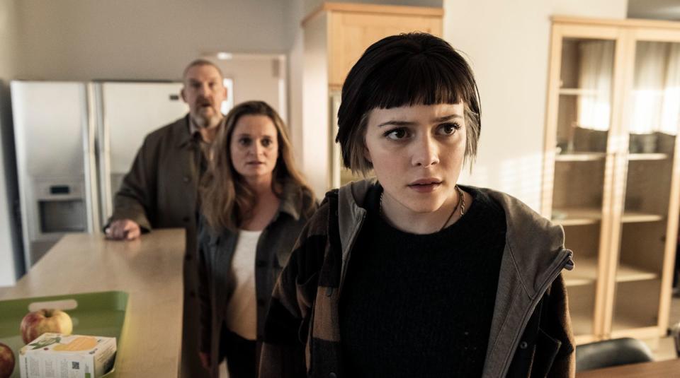 Drei Generationen Ballauf: Die 15-jährige Frida Schenk (Maira Helene Kellers, rechts) ihrer Mutter Sonja (Natalie Spinell) und "Opa" Freddy (Dietmar Bär). (Bild: WDR/Bavaria Fiction GmbH/Martin Valentin Menke)