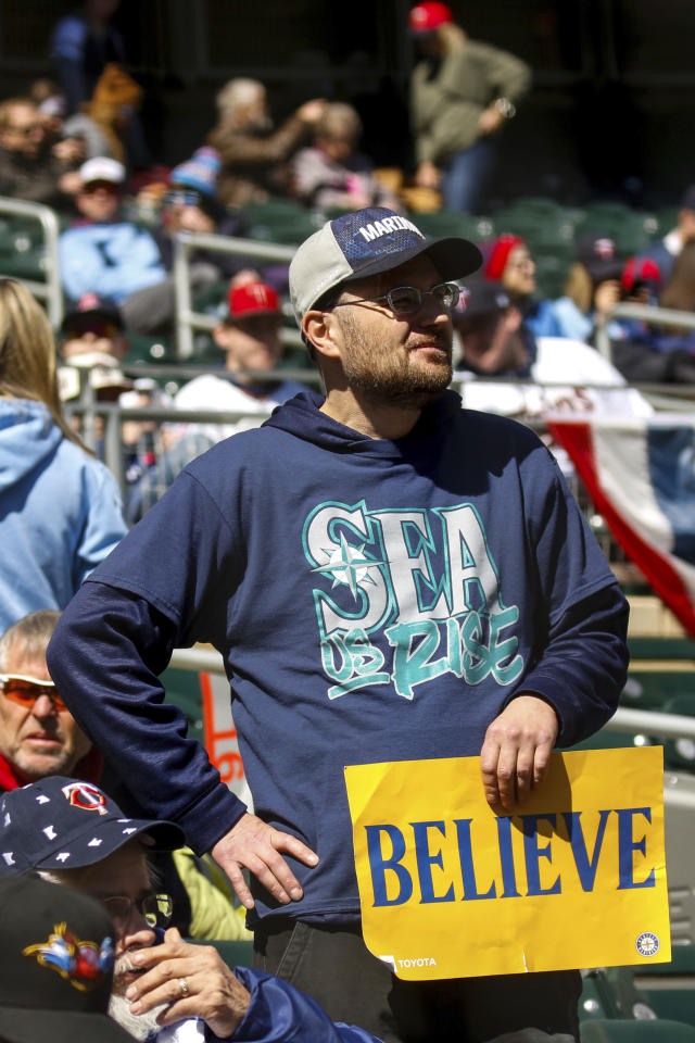 Cy Young winner Ray sharp in Mariners debut, tops Twins 2-1