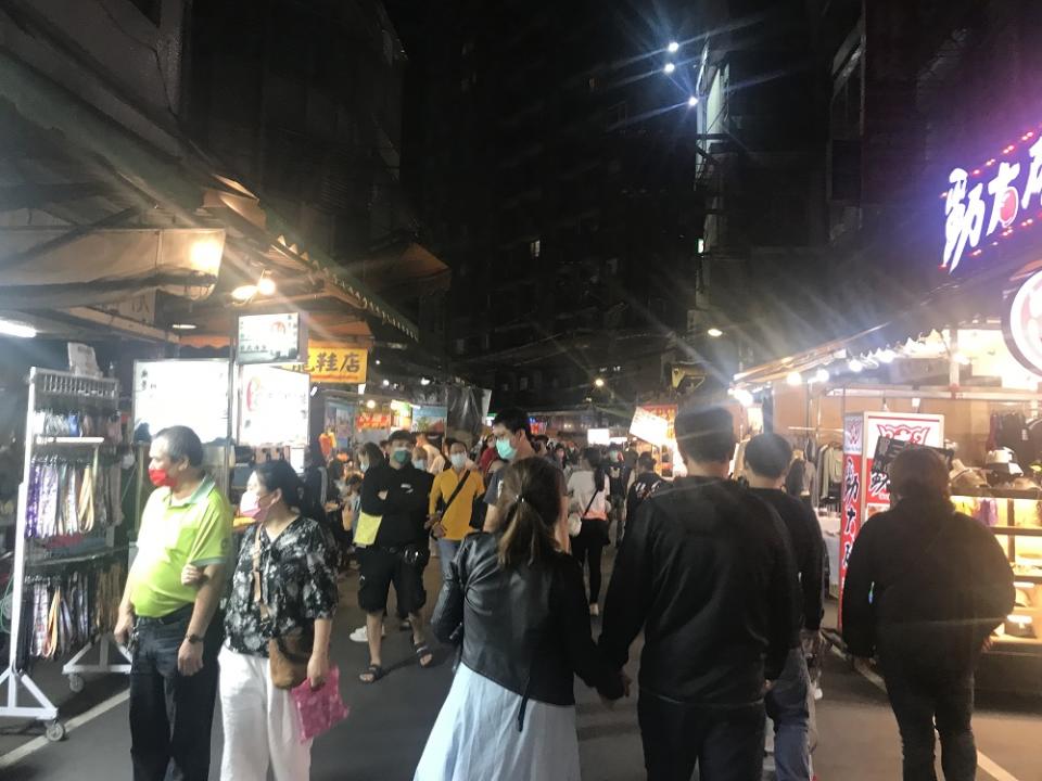 新北加倍券適用範圍包含指定市場、夜市、商圈、觀光工廠、旅宿、一般商業、四大超商等達1萬6083家，使用期限至2022年4月30日止。   圖：新北市市場處提供