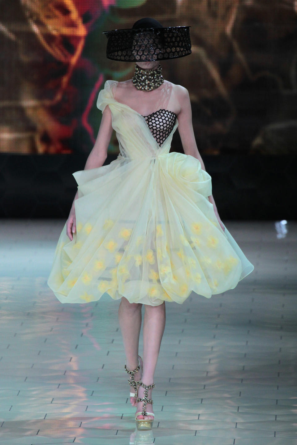 Défilé Alexander McQueen collection printemps/été 2013.