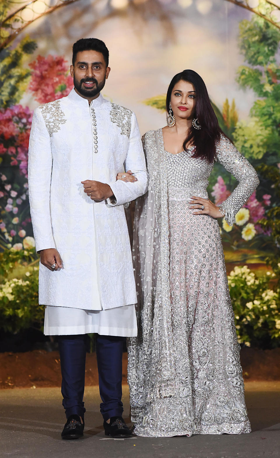 Indian Bollywood actors Abhishek Bachchan with his wife Aishwarya Rai Bachchan pose for a picture during the wedding reception of actress Sonam Kapoor and businessman Anand Ahuja in Mumbai late on May 8, 2018. (Photo by Sujit Jaiswal / AFP)        (Photo credit should read SUJIT JAISWAL/AFP via Getty Images)