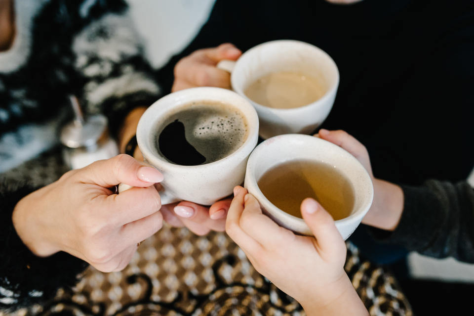 Kaffee für die Eltern - und auch fürs Kind? Auf Tiktok sorgt eine derartige Entscheidung gerade für Diskussionen (Symbolbild: Getty Images)