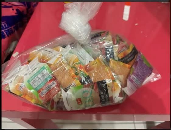 網友在年貨大街買了一袋果凍，要價460元。（圖片來源：爆料公社)