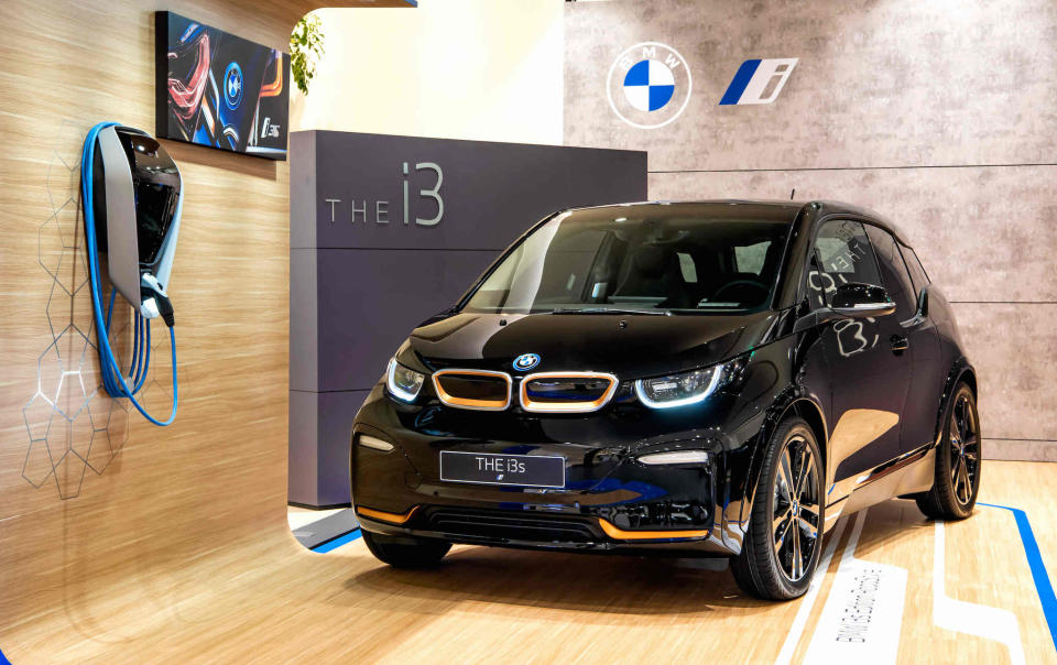 BMW i3s Edition RoadStyle 特仕版車身塗裝採用「Fluid Balck 流體黑色」，搭配銅色雙腎型水箱護罩邊框。