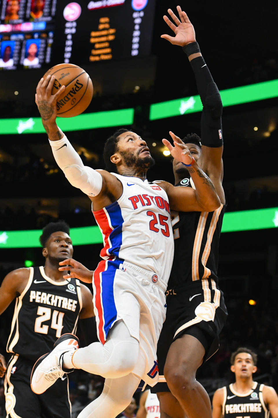 Derrick Rose (25) de los Pistons de Detroit se eleva al aro ante Cam Reddish de los Hawks de Atlanta, el sábado 18 de enero de 2020. (AP Foto/John Amis)