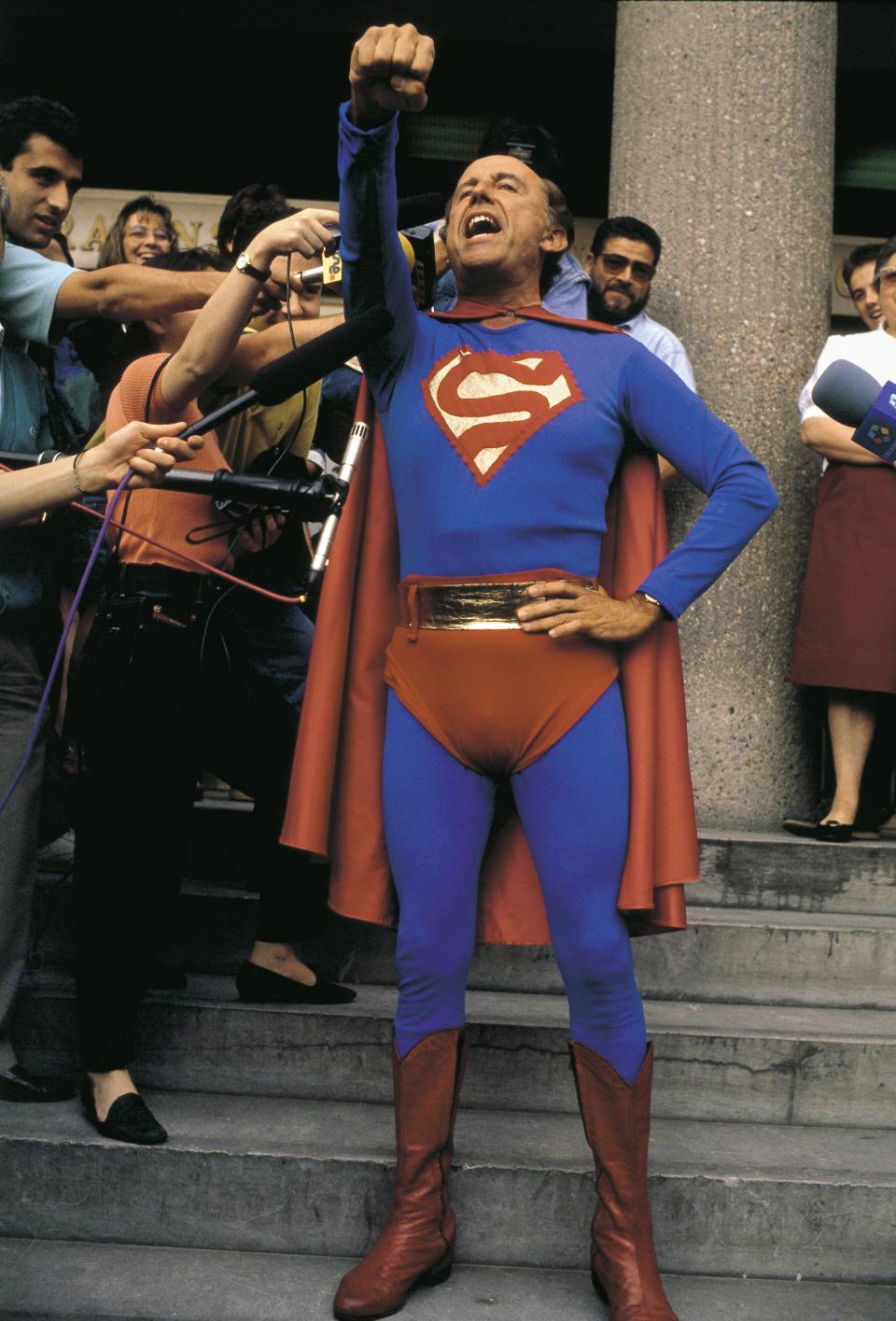 José María Ruiz-Mateos vestido de Superman en la puerta de los Juzgados de Plaza de Castilla de Madrid. (Foto: Rafa Samano / Cover / Getty Images).