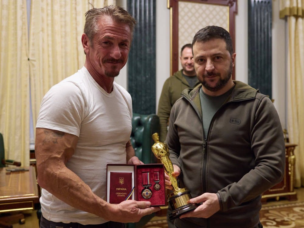 Keine Oscar-Nähe für Wolodymyr Selenskyj (r.), hier mit dem Academy Award von Sean Penn (l.). (Bild: imago/ZUMA Press)