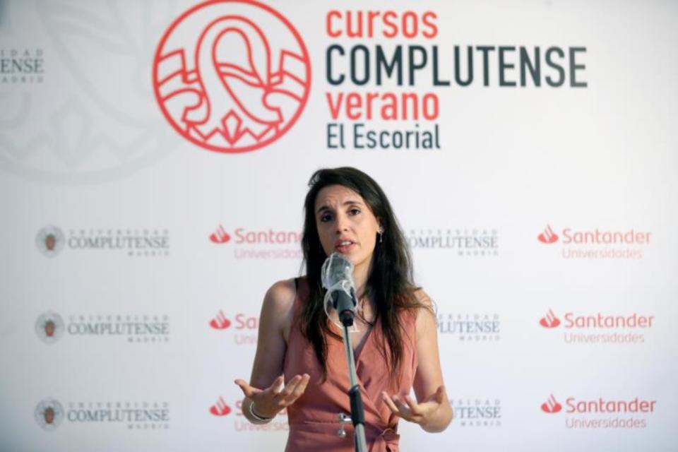 Irene Montero durante su intervención en los Cursos de Verano de la Complutense. (Foto: EFE).