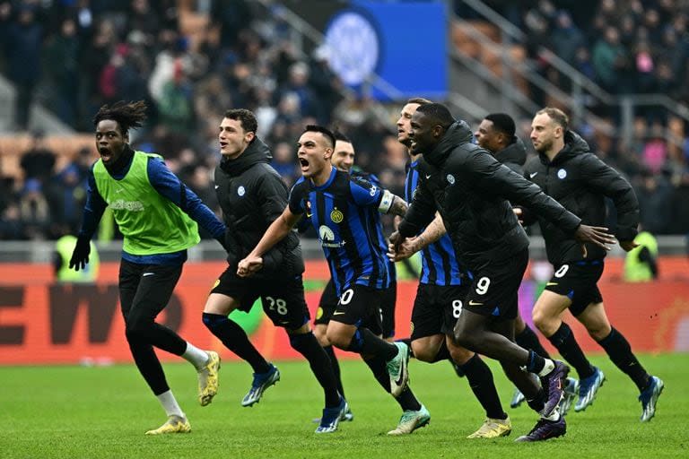 Lautaro Martínez puso en ventaja a Inter de Milán ante Hellas Verona en el estadio Giuseppe-Meazza y lo persiguen casi todos sus compañeros.