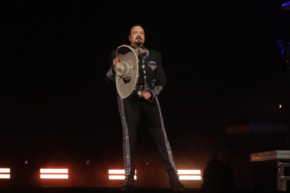 Pepe Aguilar returned alone to the stage with a show that did not disappoint his fans in the Central Valley, delighting his audience at the Save Mart Center in Fresno on Saturday, July 22 with hits from throughout his career during two hours of pure Mexican music.