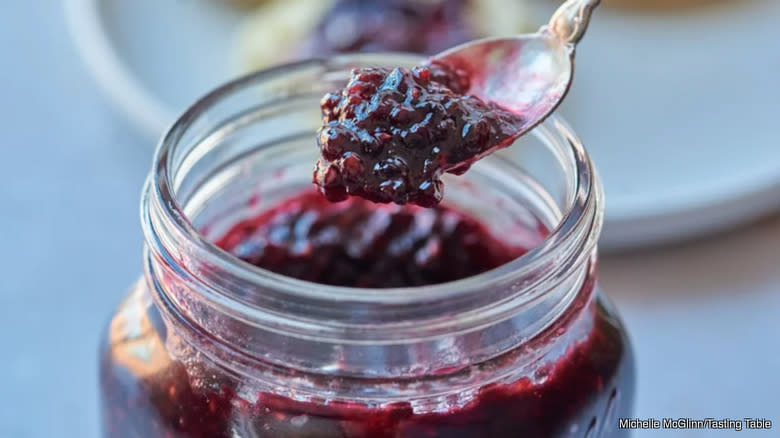 vanilla blackberry jam in jar