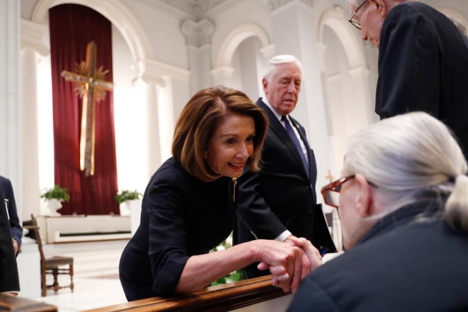 La presidenta de la Cámara de Representantes, Nancy Pelosi, y el representante Steny Hoyer saludan a los miembros de la familia antes de un servicio fúnebre para el exrepresentante John Dingell el 14 de febrero de 2019 en la Iglesia Católica de la Santísima Trinidad en Washington, DC (Getty Images)