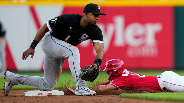 Chicago White Sox's Elvis Andrus, left, puts on the home run