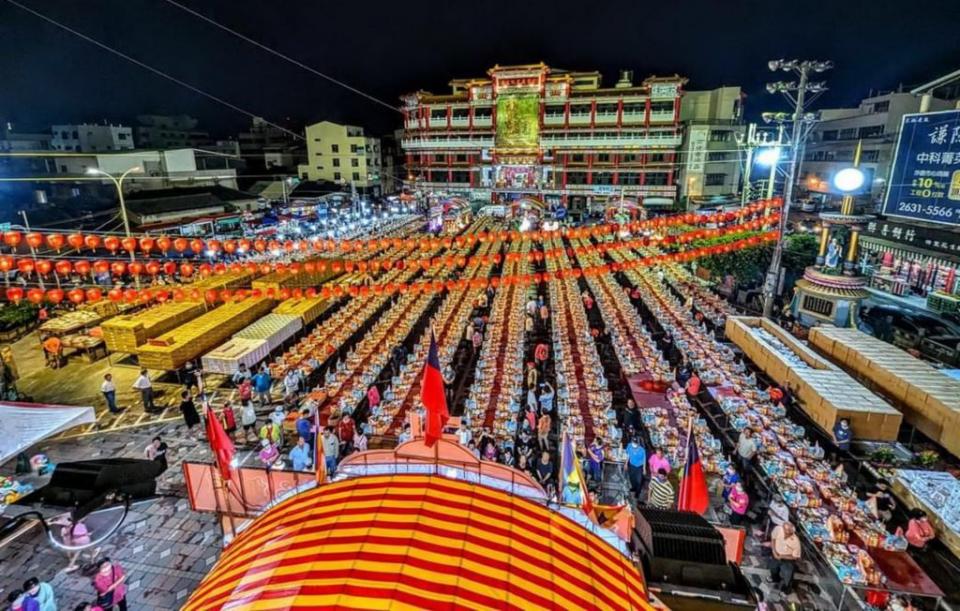 清水紫雲巖舉行中元普度，二千桌祭品擺滿廟前廣場，十分壯觀。（記者陳金龍攝）