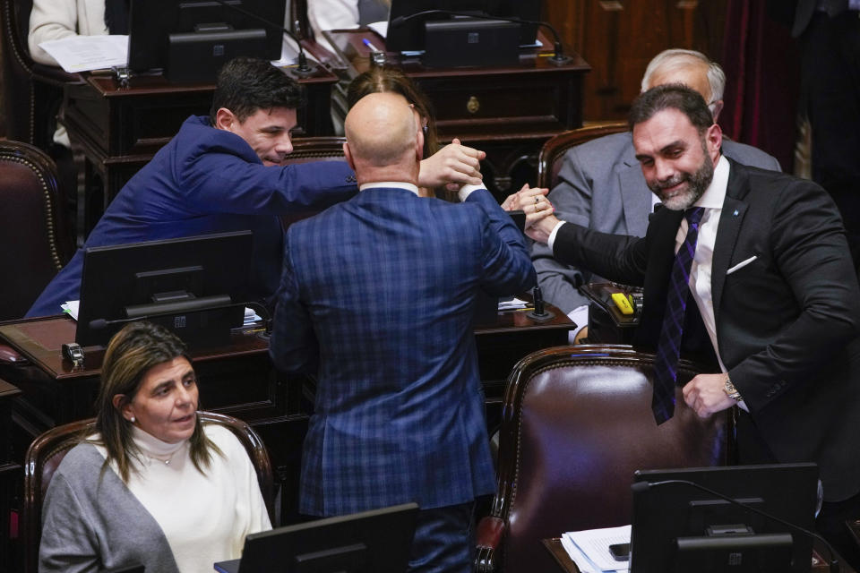 Los senadores que apoyaron proyectos de reformas impulsados por el presidente Javier Milei celebran luego de su aprobación en Buenos Aires, Argentina, el miércoles 12 de junio de 2024.(AP Foto/Natacha Pisarenko)