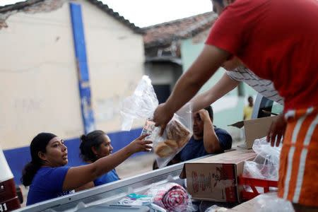 People receive food donations after an earthquake that struck on the southern coast of Mexico late on Thursday, in Juchitan, Mexico, September 9, 2017. REUTERS/Edgard Garrido