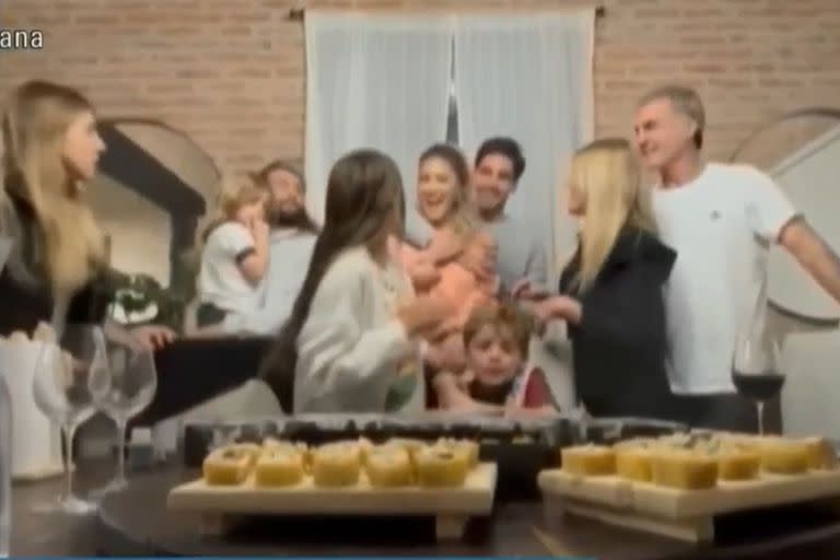 Candela Ruggeri le hizo creer a su familia que estaba tomando una foto y grabó su reacción cuando les dijo que estaba embarazada