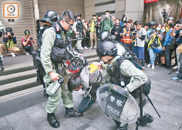 警員制服示威者。（李華輝攝）