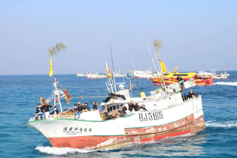 小琉球迎王平安祭典由50多艘漁船的「逡（巡）港腳」的特有儀式中揭開序幕。（記者鄭伯勝攝）