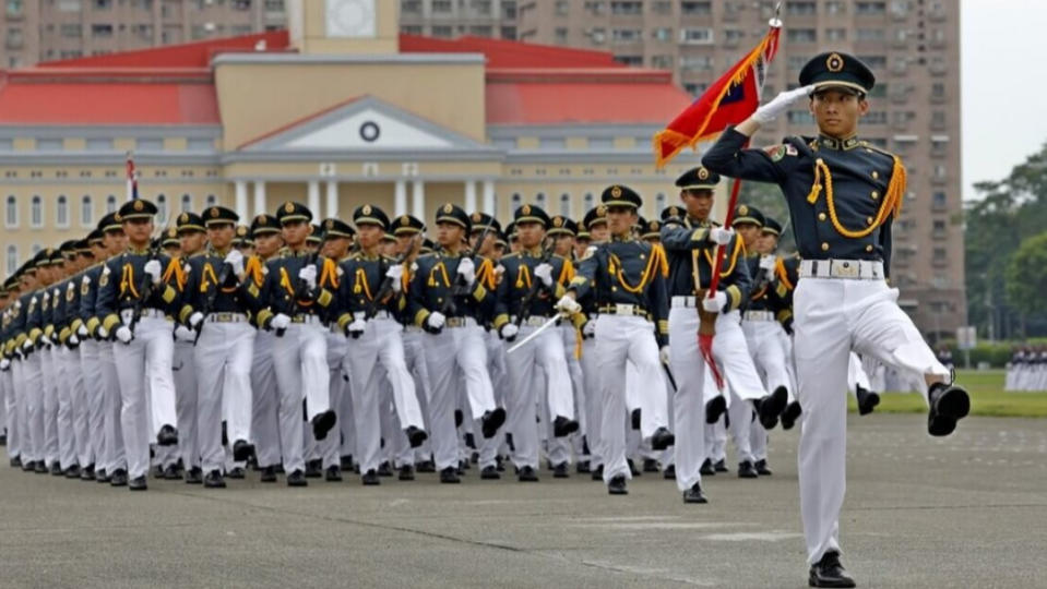 陸軍官校16日將舉辦黃埔軍校創校100周年慶祝活動，並於近日舉辦預演，圖為學生連踢正步。陸軍司令部提供