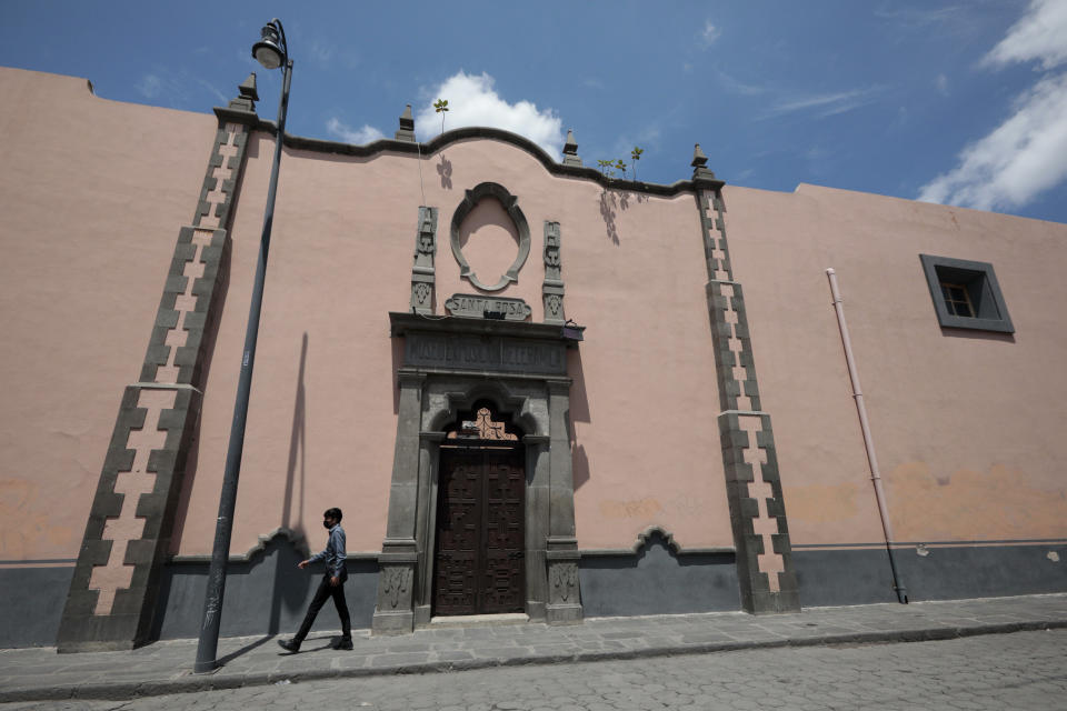 Un hombre camina por la entrada del exconvento de Santa Rosa en Puebla, México, el 12 de septiembre de 2022. El antiguo convento de Santa Rosa es ahora un museo de arte popular, pero hace más de 300 años albergaba a monjas Dominicas, que se volvieron famosas por crear el mole poblano, una receta que es una de las favoritas de la gastronomía mexicana. (Foto AP/Pablo Spencer)