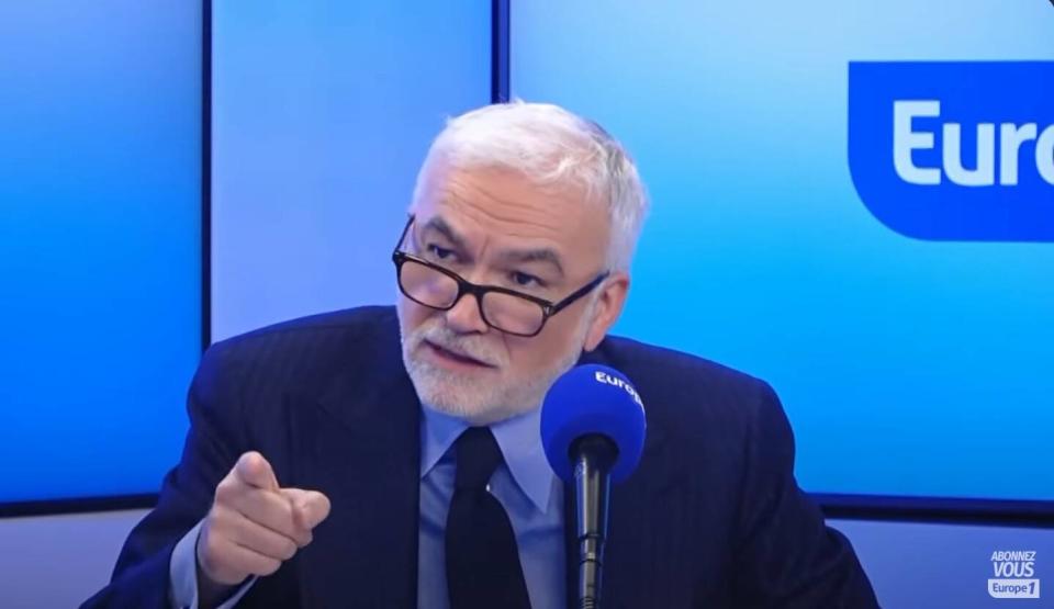 Pascal Praud lors d’une chronique sur Europe 1 consacrée à l’Arcom, le 14 février