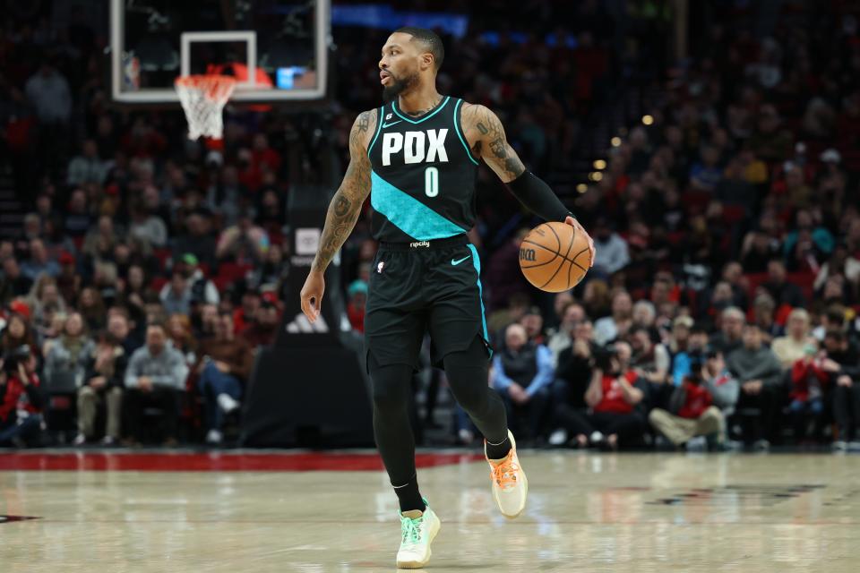 4. Dez. 2022;  Portland, Oregon, USA;  Damian Lillard (0), der Wächter der Portland Trail Blazers, bringt den Ball in der ersten Halbzeit im Moda Center gegen die Indiana Pacers nach oben.