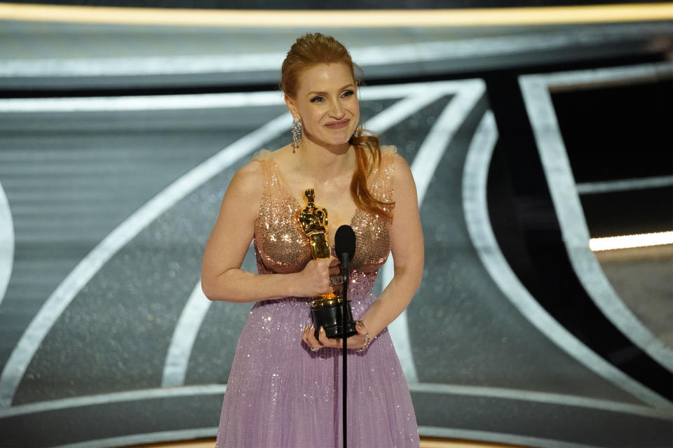 Jessica Chastain recibe el Oscar a la mejor actriz por "The Eyes of Tammy Faye" el domingo 27 de marzo de 2022 en el Teatro Dolby en Los Ángeles. (Foto AP/Chris Pizzello)