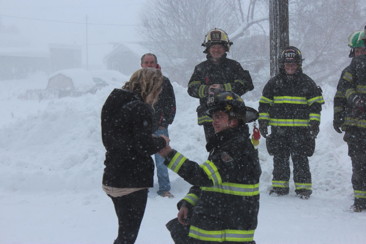 Matthew Testa proposes to Amy Munk in the snow. (Photo: Courtesy of Matthew Testa)