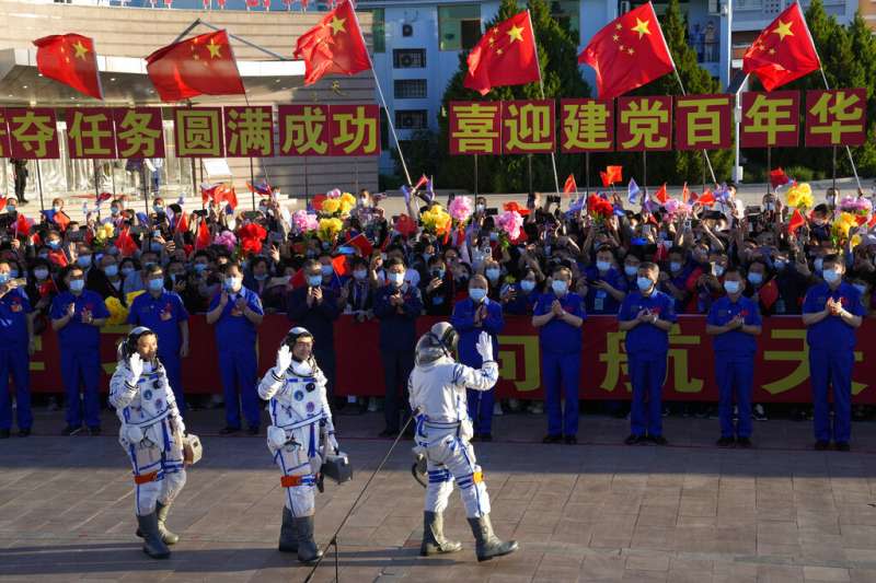 三位太空人湯洪波（左）、聶海勝（中）和劉伯明（右）在準備執行任務前向眾人揮手致意（美聯社）